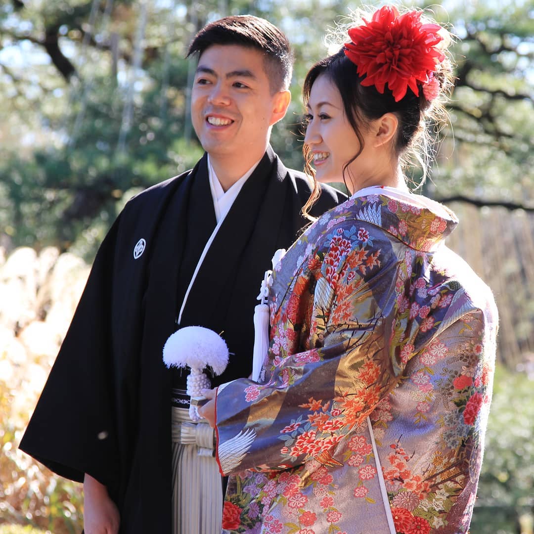 Grooms taking the typical wedding photos in the gardens of Kenroku-en, Kanazawa