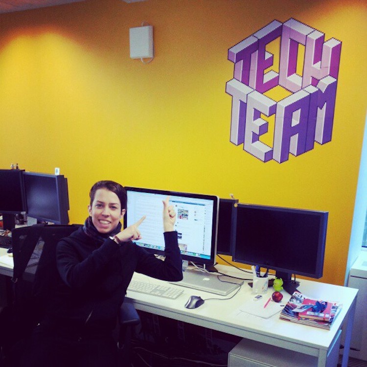 Mi compañera de trabajo, Silvia Rebelo, mostrando la nueva área del Tech Team en la oficina