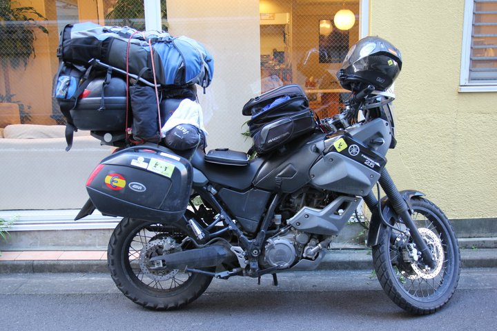 Cargando la moto en Tokio. Esta no era la carga habitual...